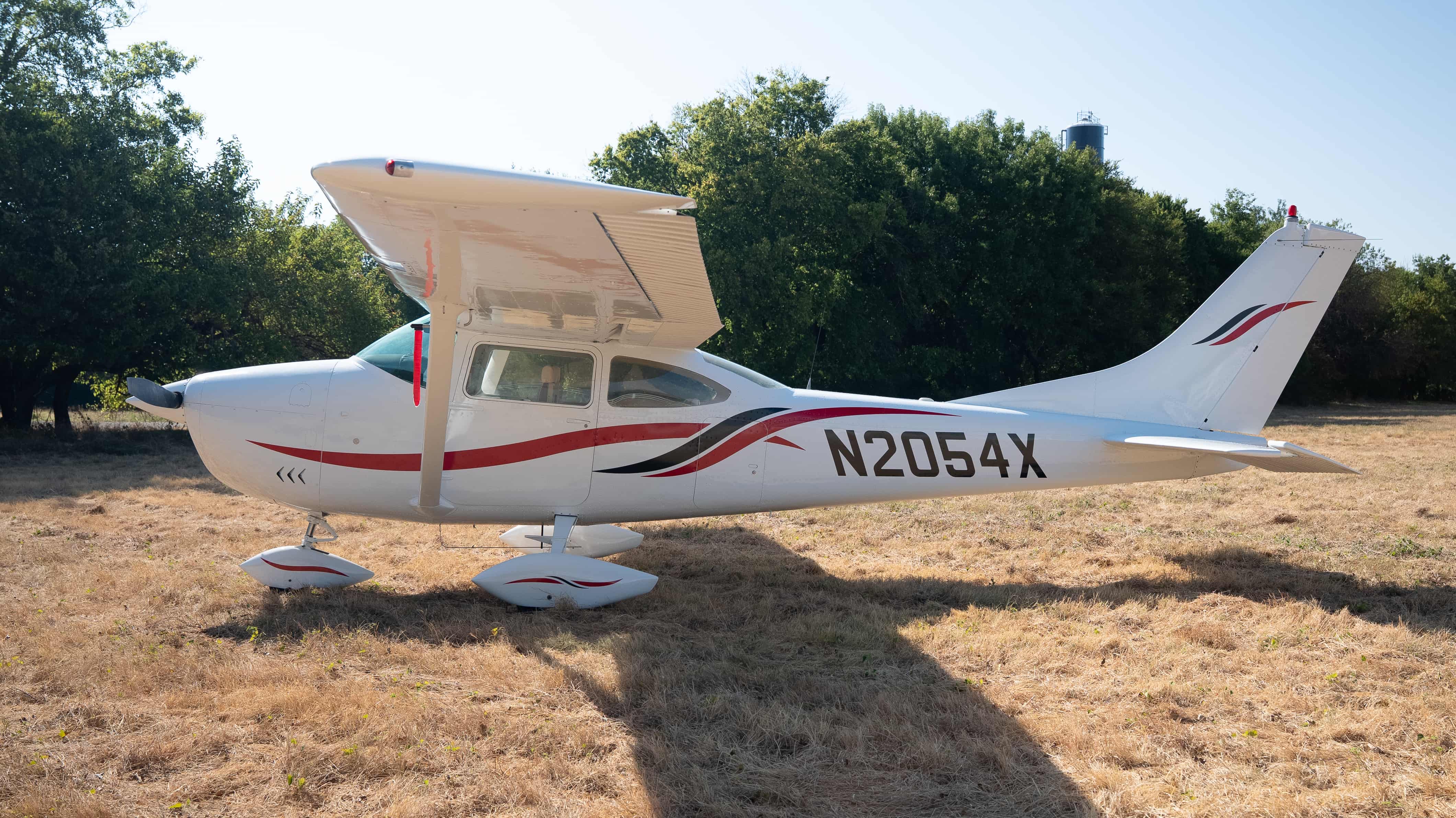Cessna 182 finished — side view